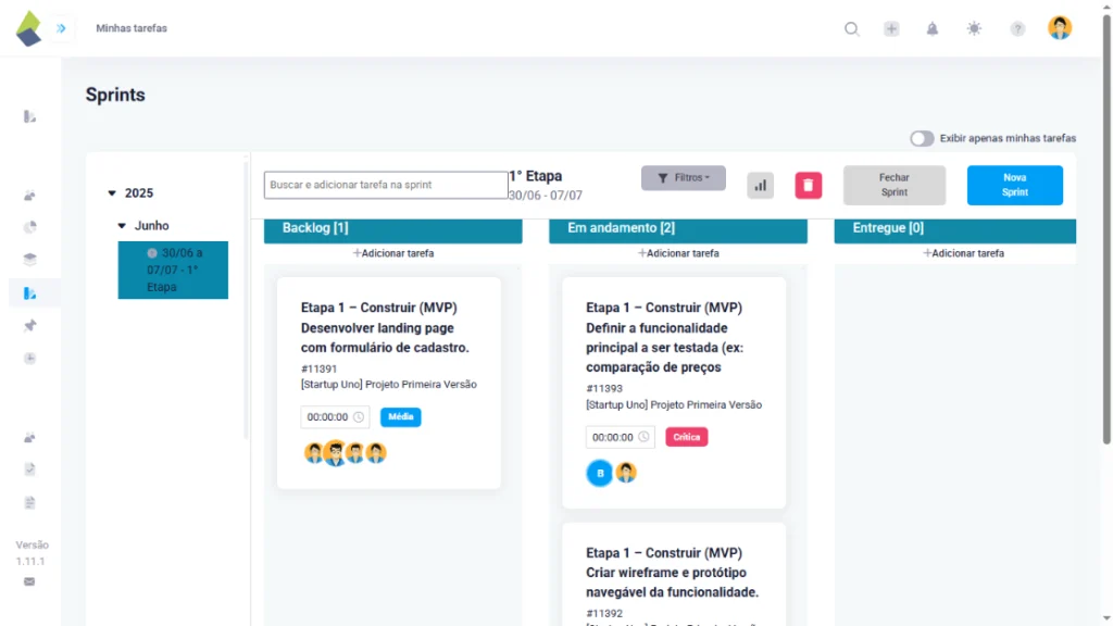 Interface do sistema TaskRush mostrando o painel de sprints com tarefas organizadas em colunas Kanban: 'Backlog', 'Em andamento' e 'Entregue'. A sprint ativa é de 30/06 a 07/07, com foco na construção do MVP do projeto 'Startup Uno'. As tarefas incluem desenvolvimento de landing page, definição da funcionalidade principal e criação de wireframe navegável. Cada tarefa exibe responsáveis, prioridade e tempo estimado. Botões de filtro, nova sprint e fechamento da sprint estão no topo da tela