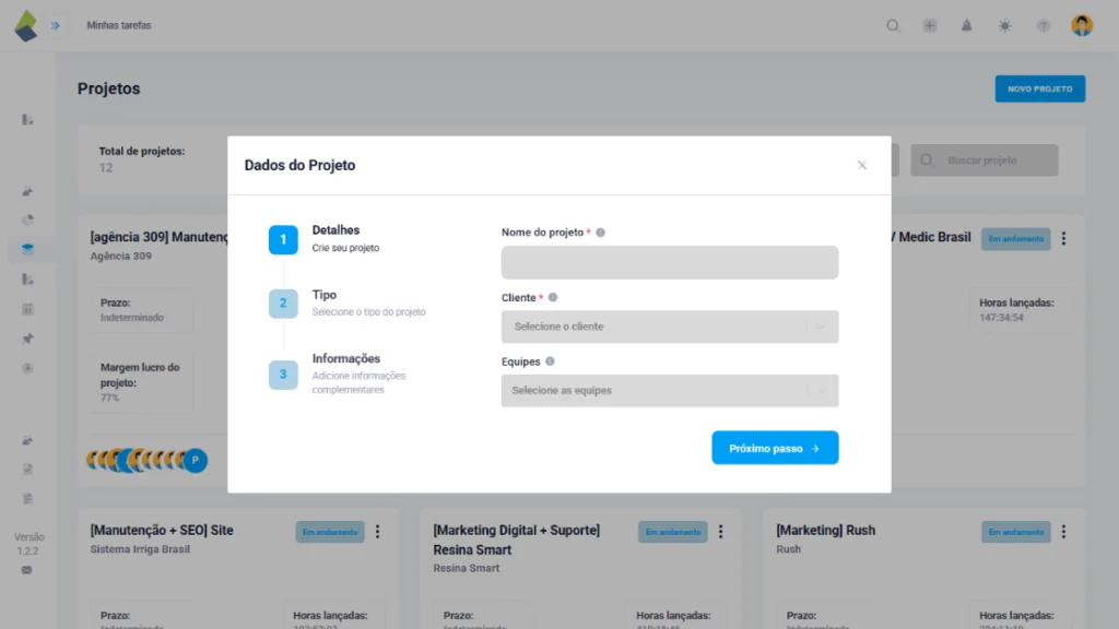 Tela do TaskRush mostrando painel de projetos com janela de criação de novo projeto, incluindo campos para nome, cliente, equipes e botão azul 'Próximo passo